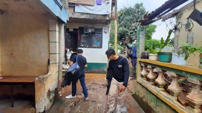 Banjir yang merendam permukiman warga di Jalan Kampung Baru, Pondok Pinang, Kebayoran Lama, Jakarta Selatan, mulai surut, Jumat (17/12/2021).