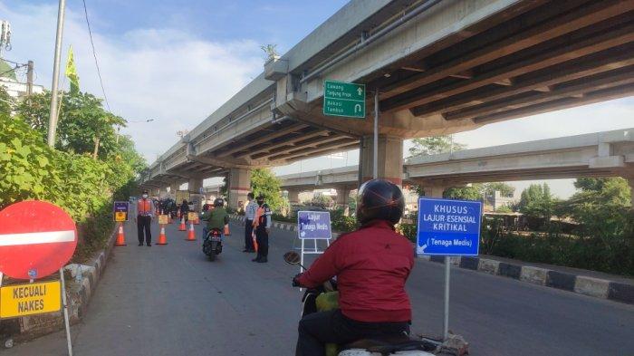 Suasana penjagaan di pos penyekatan Lampiri, Jalan Kalimalang, Duren Sawit, Jakarta Timur pada hari ke-10, Senin (12/7/2021)