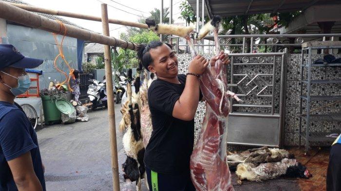 Tempat pemotongan hewan kurban Iduladha 1442 Hijriah di Masjid Jami Al-Akhyar, kel Gedong, Pasar Rebo, Jakarta Timur, Rabu (21/7/2021).