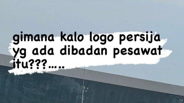 Presiden Persija Jakarta, Mohamad Prapanca, nampak sedang berandai-andai logo timnya bisa terpampang di tubuh pesawat.