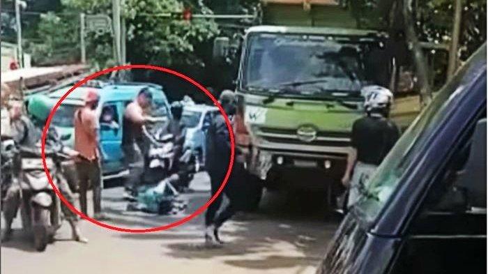 Dalam lingkaran merah, pria berbadan kekar aniaya sopir truk di lampu merah Cibubur, Pasar Rebo, Jakarta Timur.