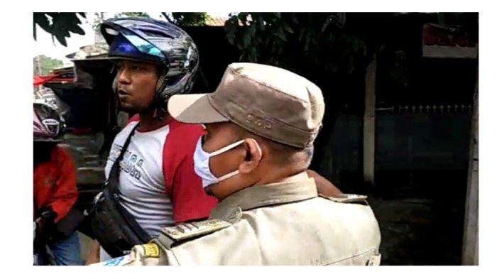 Tangkapan layar video saat seorang pria yang terjaring razia masker memaki personel Satpol PP di Ciracas, Jakarta Timur, Jumat (8/1/2021).