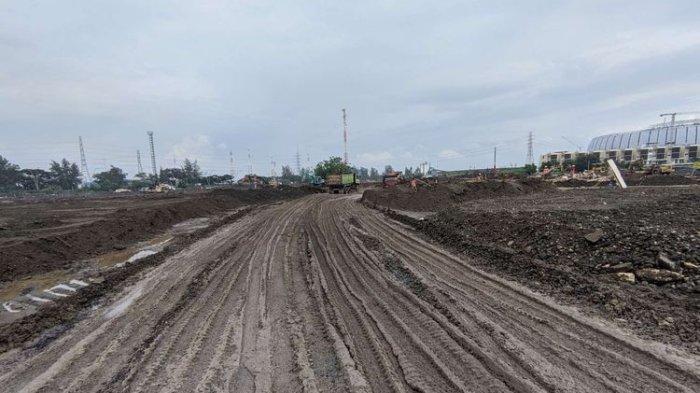 Proses pengerasan lokasi sirkuit Formula E Jakarta di kawasan Taman Impian Jaya Ancol, Jakarta Utara, Rabu (23/2/2022).