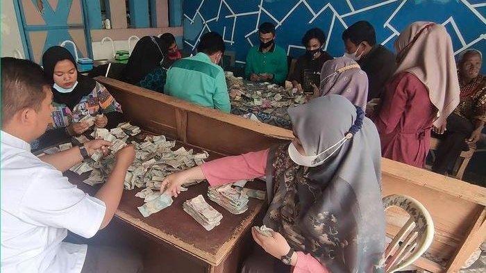 Proses penghitungan uang kakek Biyok.