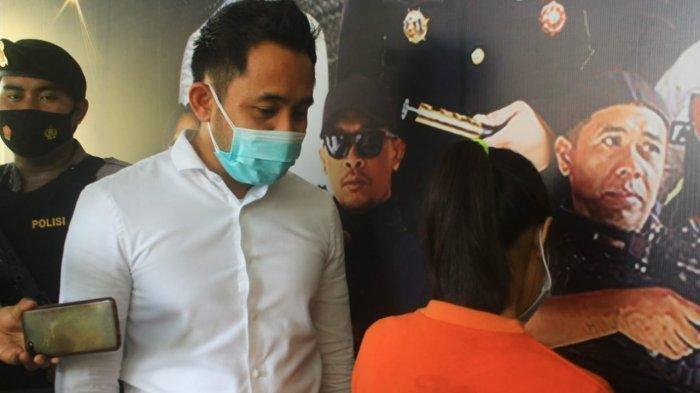PROSTITUSI ONLINE: Kasat Reskrim Polresta Mataram Kompol Kadek Adi Budi Astawa, menunjukkan terduga pelaku dan barang bukti, dalam keterangan pers, Senin (5/4/2021)