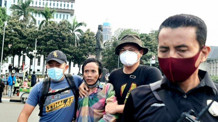 Seorang provokator massa aksi diamankan polisi pascaunjuk rasa menolak Undang-Undang Cipta Kerja, di Jalan Medan Merdeka Barat, Jakarta Pusat, Rabu (28/10/2020).