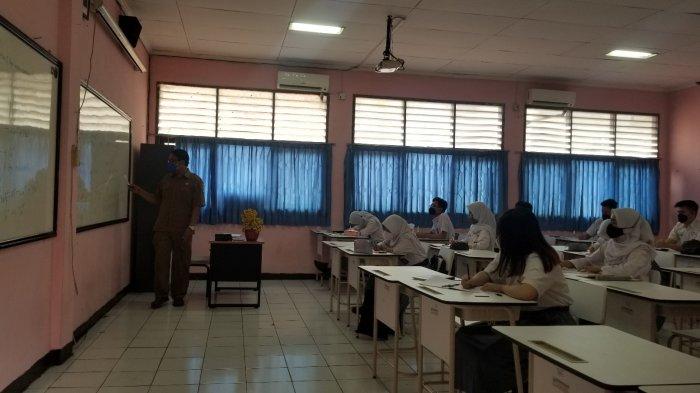 Suasana hari pertama Pembelajaran Tatap Muka (PTM) untuk kelas 12 di SMAN 1 Tangerang di tengah pandemi Covid-19, Senin (6/9/2021).