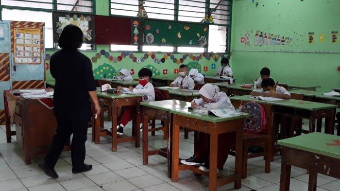 Murid SDN Kelapa Dua Wetan 02 usai mengikuti pembelajaran tatap muka (PTM) terbatas di Ciracas, Jakarta Timur, Senin (30/8/2021).