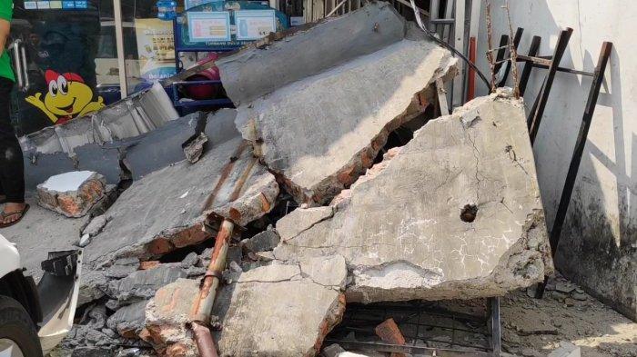 Puing minimarket ambruk di Jalan Raya Condet, Kelurahan Balekambang, Kecamatan Kramat Jati, Jakarta Timur, Minggu (17/10/2021)
