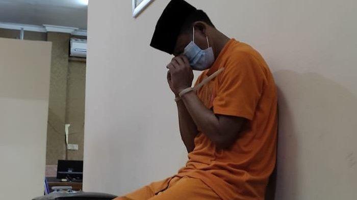 PUR (42) seorang guru ngaji di Garut tega cabuli dua orang tetangganya sendiri yang merupakan seorang lansia.