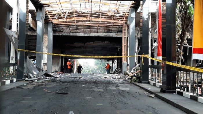 Pusat Laboratorium Forensik (Puslabfor) dan Inafis Polri melakukan olah tempat kejadian perkara (TKP) di gedung utama Kejaksaan Agung RI yang terbakar, Senin (24/8/2020).