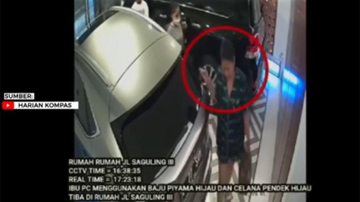 Putri Candrawathi terekam kamera memakai piyama warna hijau memasuki rumah pribadinya di Jalan Saguling III, Kompleks Pertambangan, Duren Tiga, Jakarta Selatan. Saat itu Putri Candrawathi tiba dari rumah dinas Kadiv Propam Polri di Kompleks Polri, Duren Tiga, Jakarta Selatan, tempat kejadian perkara penembakan Brigadir J, Jumat (8/7/2022).