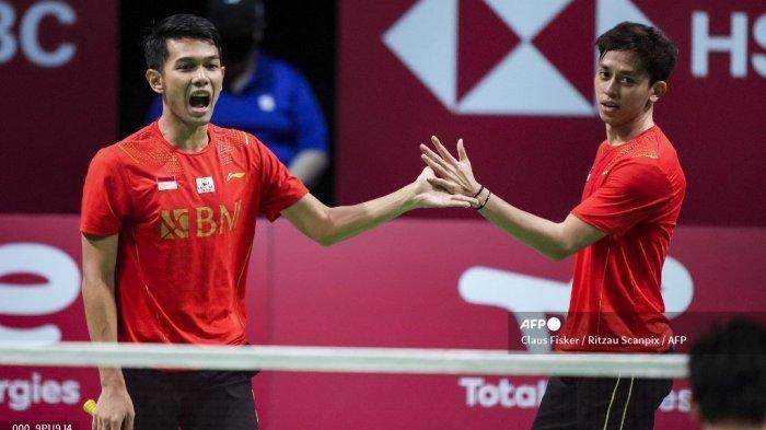 Ganda putra andalan Indonesia Fajar Alfian dan Muhammas Rian Ardianto (kanan) bereaksi setelah memenangkan satu poin dalam pertandingan melawan wakil China He Ji Ting dan Zhou Hao Dong pada final tim putra Piala Thomas di Aarhus, Denmark, pada 17 Oktober 2021.