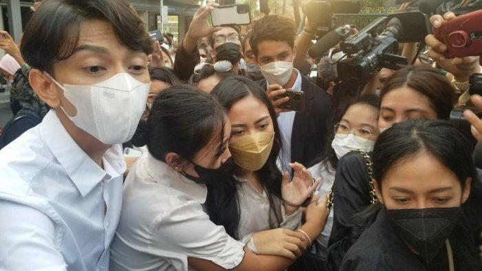 Selebgram Rachel Vennya, bersama kekasih, Salim Nauderer, usai menghadiri sidang kasus pelanggaran karantina kesehatan di Pengadilan Negeri Tangerang, Jumat (10/12/2021).
