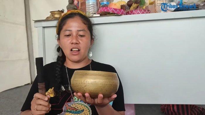 Pawang hujan MotoGP Mandalika, Raden Rara Istiati Wulandari menginformasikan bahwa mangkuk yang digunakannya untuk ritual harganya cukup fantastis.