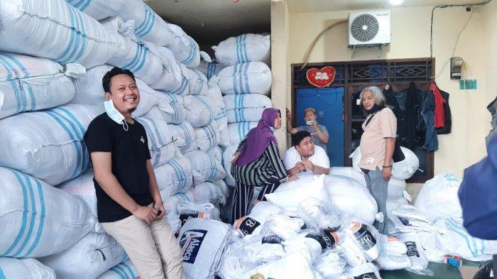 Rahmat dan Ranny, distributor bantal di Jalan SD Impres RT 3 RW 6 No 46 A, Cakung, Jakarta Timur, Jumat (12/2/2021).