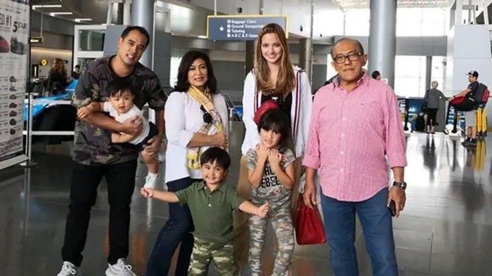 Aburizal Bakrie bersama cucu dan menantu, Nia Ramadhani