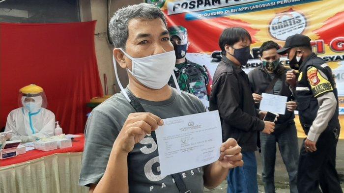 Sejumlah warga yang mengikuti rapid test antigen dan antibodi di pos PAM Polsek Pesanggrahan di Jalan Ciledug Raya, Jakarta Selatan, Minggu (27/12/2020).