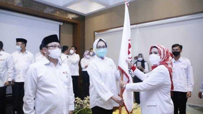 Ratu Tatu Chasanah dan Airin Rachmi Diany di acara PMI, Serpong, Rabu (13/10/2021)