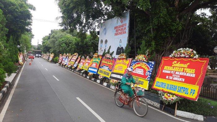 Ratusan karangan bunga memenuhi Kantor Pemerintah Kota Bekasi pasca-ditetapkan tersangka Wali Kota Bekasi non-aktif Rahmat Effendi oleh KPK, Senin (10/1/2022).