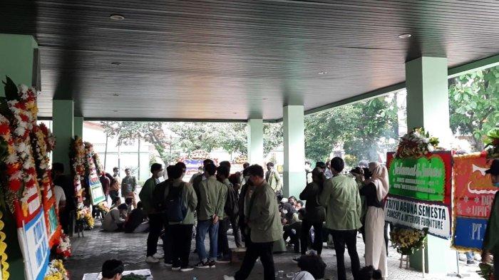 Ratusan mahasiswa Universitas Pembangunan Nasional (UPN) Veteran Jakarta menggelar aksi unjuk rasa di kampusnya di kawasan Pondok Labu, Jakarta Selatan (30/11/2021).