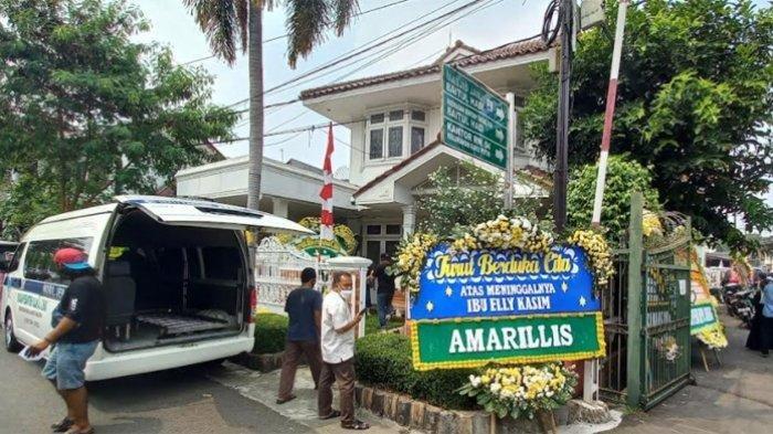 Ratusan pelayat sudah mendatangi rumah duka untuk memanjatkan doa kepada mendiang Elly Kasim di kawasan Kayu Putih, Pulogadung, Jakarta Timur.