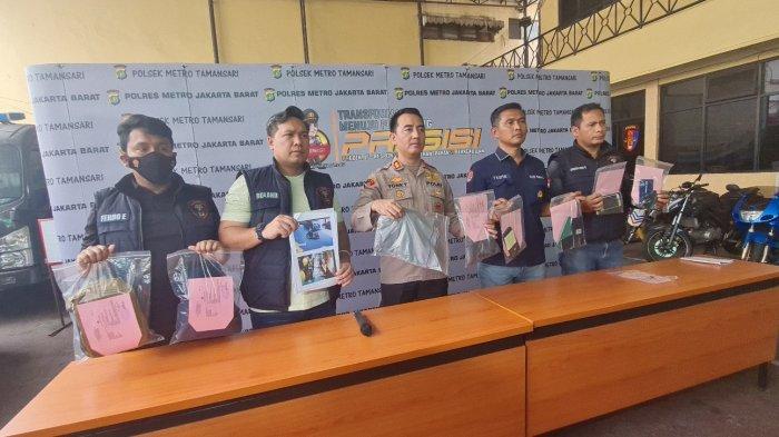 Kapolsek Metro Taman Sari, AKBP Rohman Yonky Dilatha, menunjukkan foto pelaku RDH yang berjilbab di Mapolsek Taman Sari, Jakarta Barat pada Kamis (29/9/2022). Padahal, dalam kesehariannya, perempuan berambut cepol itu tak pakai kerudung.