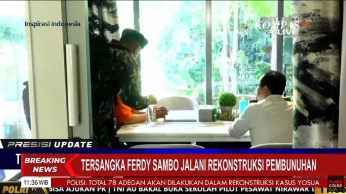 Ferdy Sambo (kasus orange) tertutup Brimob berseragam loreng. Di rumah pribadinya saat menjalani rekonstruksi, mantan Kadiv Propam Polri itu terlihat duduk santai.