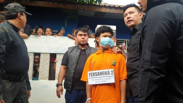 Kedua pelaku SY (35) dan MYM (18) yang melakukan reka adegan pembunuhan kepada S karena sakit hati di Kelurahan Bojongnangka, Kecamatan Kelapa Dua, Kabupaten Tangerang, Kamis (2/6/2022).