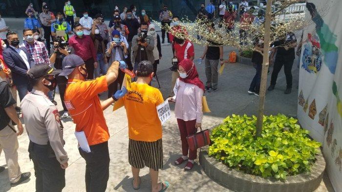 Rekonstruksi pelecehan seksual, pemerasan, dan pemalsuan dokumen rapid test di Terminal 3 Bandara Soekarno-Hatta, Rabu (30/9/2020).