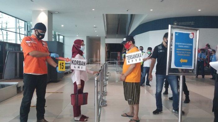 Rekonstruksi pelecehan seksual, pemerasan, dan pemalsuan dokumen rapid test di Terminal 3 Bandara Soekarno-Hatta, Rabu (30/9/2020).