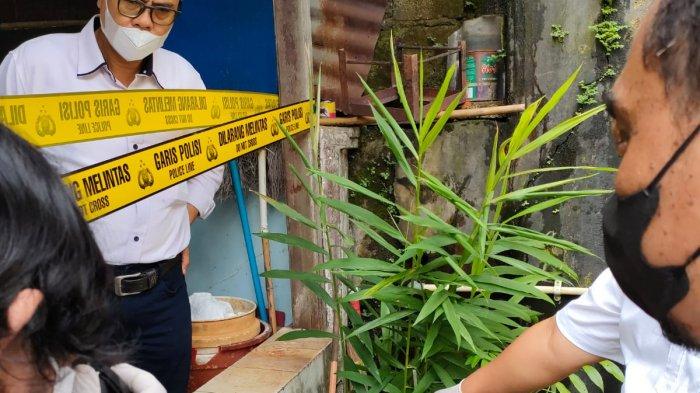 Rekonstruksi penagih utang di Tangerang Selatan tewas tersabet benda tajam di bagian lehernya oleh nasabahnya sendiri pada Senin (17/1/2022) pagi gara-gara uang Rp 350 ribu.