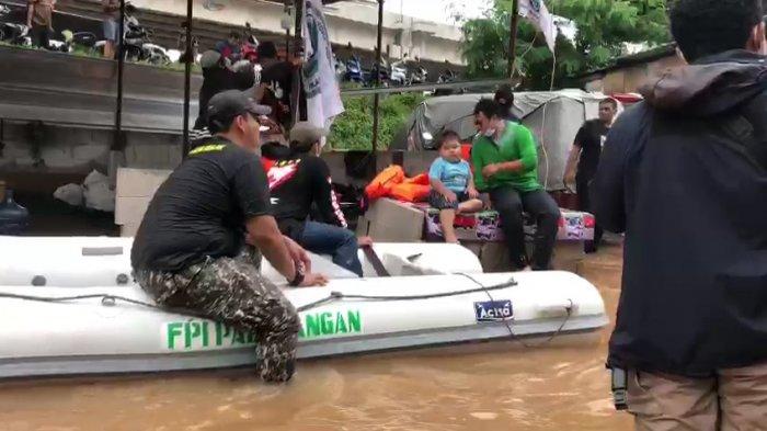 Aparat kepolisian melakukan pembubaran terhadap tim relawan Front Persaudaraan Islam (FPI) saat hendak melakukan evakuasi di Cipinang Melayu, Makasar, Jakarta Timur, Sabtu (20/2/2021)