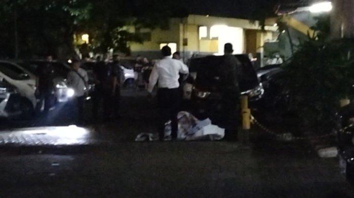 Suasana di lokasi seorang remaja berusia 16 tahun tewas usai terjatuh dari lantai 19 Apartemen Laguna, Penjaringan, Jakarta Utara, Senin (3/10/2022) malam.