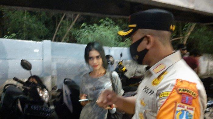 Sejumlah remaja yang terjaring razia protokol kesehatan saat berkumpul di bawah jembatan penyebrangan orang (JPO) Dukuh Atas, Setiabudi, Jakarta Selatan, Jumat (5/2/2021) malam.