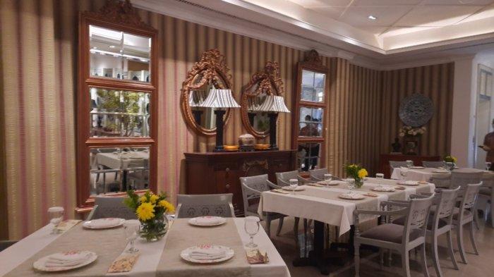 Bagian dalam restoran Bunga Rampai, Desain dari restoran Bunga Rampai ini ditangani oleh desainer interior Agam Riadi. Ia berupaya menyelaraskan unsur eksterior dan interior gedung ini dengan lingkungan di sekitarnya yang cenderung modern.