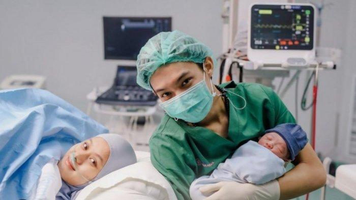 Rey Mbayang saat mendampingi Dinda Hauw melahirkan anak pertama.