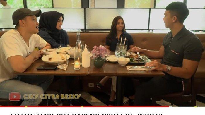 Rezky Aditya dan Citra Kirana tertawa dengan kata ketiga yang diberikan Indra Priawan ke Nikita Willy.