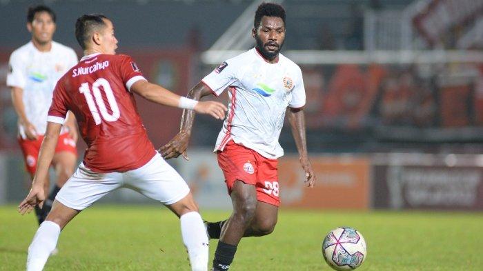 Penyerang Persija Jakarta, Ricky Cawor melepaskan umpan setelah dijaga ketat pemain Madura United, Slamet Nur Cahyo di Stadion Segiri, Samarinda, Selasa (28/6/2022).