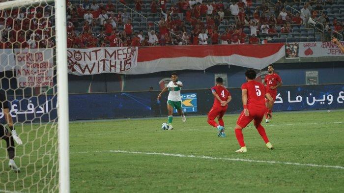 Pemain Timnas Indonesia, Ricky Kambuaya berusaha menusuk ke pertahanan Yordania di ajang Kualifikasi Piala Asia 2023.