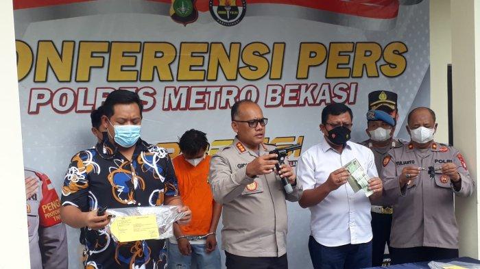 Kapolres Bekasi Kombes Polisi Gidion Arif Setyawan (tengaj) bersama jajarannya saat menggelar Konferensi pers ungkap kasus curanmor, Rabu (22/6/2022).