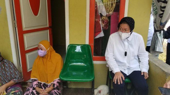 Menteri Sosial (Mensos), Tri Rismaharini blusukan ke perkampungan di Kota Tangerang untuk mengecek penyaluran Bantuan Sosial Tunai (BST), Rabu (28/7/2021).
