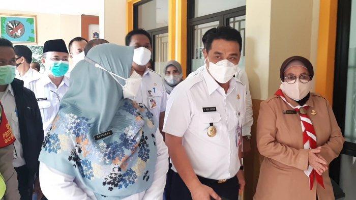 Wakil Gubernur DKI Jakarta Ahmad Riza Patria beserta Kepala Dinas Pendidikan DKI Jakarta Nahdiana telah meninjau pembelajaran tatap muka di SMKN 2 Jakarta, Rabu (7/4/2021).