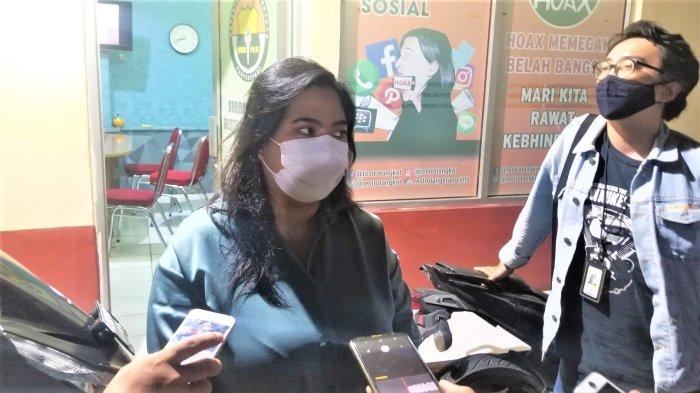 RNA (27) wanita yang kena teror pesan berantai oleh oknum Satlantas Polres Metro Tangerang Kota saat hendak ditilang, Rabu (29/9/2021) malam.
