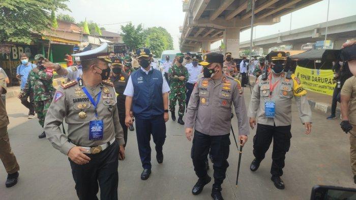 Pangdam Jaya Mayjen TNI Mulyo Aji, Kapolda Metro Jaya Irjen Pol Fadil Imran dan Gubernur DKI Jakarta Anies Bawedan tinjau pos penyekatan Lampiri, Jalan Kalimalang, Jakarta Timur pada hari kelima PPKM, Rabu (7/7/2021).