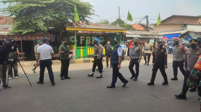 Pangdam Jaya Mayjen TNI Mulyo Aji, Kapolda Metro Jaya Irjen Pol Fadil Imran dan Gubernur DKI Jakarta Anies Bawedan tinjau pos penyekatan Lampiri, Jalan Kalimalang, Jakarta Timur pada hari kelima PPKM, Rabu (7/7/2021).