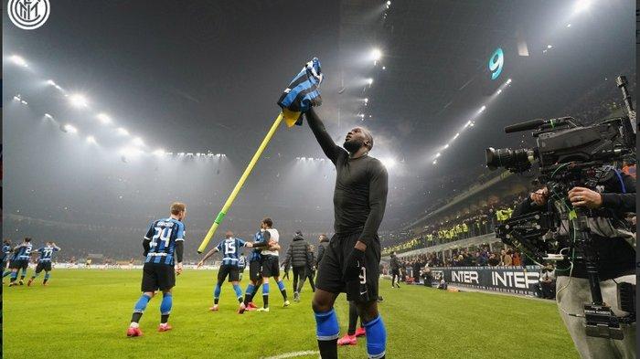 Romelu Lukaku mencetak gol terakhir Inter Milan ke gawang AC Milan dalam laga Derby Della Madonnina di Giuseppe Meazza, 9 Februari 2020.