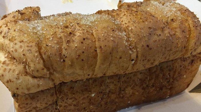 Roti panggang klasik dengan toping gula mentega di Ropang OTW seharga Rp 20 ribu.