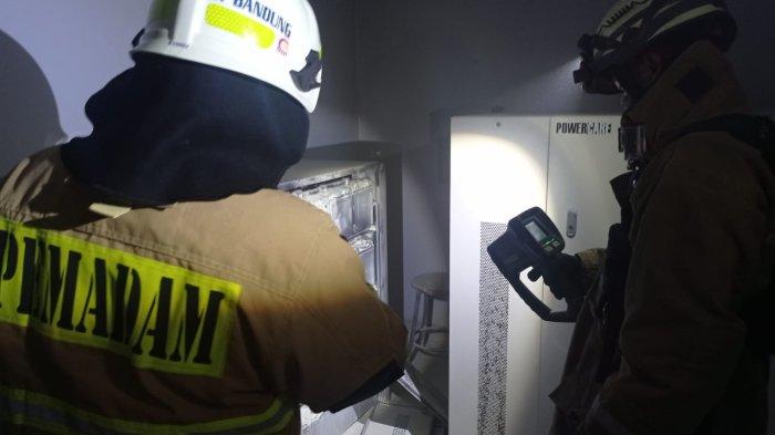 Personel Damkar Jakarta Timur saat proses pemadaman api di RSUD Pasar Rebo, Rabu (9/3/2022)