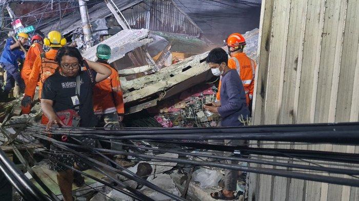 Suasana ambruknya bangunan di Jalan Kp Rawa Sawah II, Johar Baru, Jakarta Pusat pada Kamis (28/7/2022).
